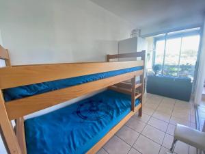 a bunk bed in a room with a window at Appartement Le Grau-du-Roi, 2 pièces, 4 personnes - FR-1-717-54 in Le Grau-du-Roi