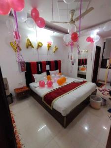 a bedroom with a bed with pink and white balloons at OYO BNB Manju Home Stay Near Dwarka Sector 11 Metro Station in New Delhi