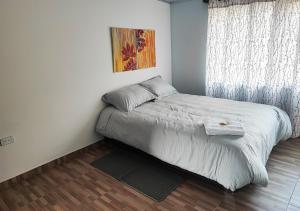 Finca La Piedra في أكيتانيا: غرفة نوم صغيرة بها سرير ونافذة