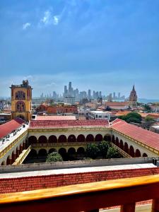 vistas a la ciudad desde el techo de un edificio en 704 vista casco antiguo y nuevo, en Cartagena de Indias