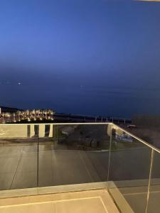 uitzicht op een luchthaven vanaf het dak van een gebouw bij IL monte galala fully sea view 3 bedroom in Ain Sokhna