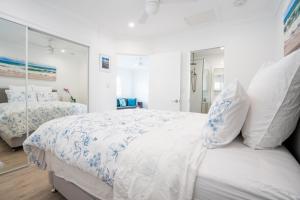 מיטה או מיטות בחדר ב-Sea Breeze Apartment