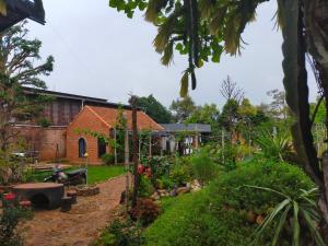 un jardin en face d'un bâtiment en briques dans l'établissement Homestay Hơ Đơng, à Pleiku