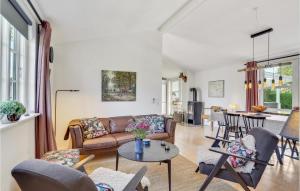 Area tempat duduk di Nice Home In Otterup With Wifi