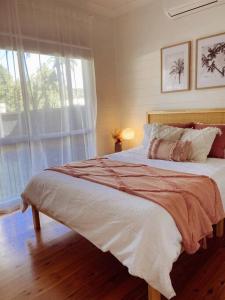 Postel nebo postele na pokoji v ubytování Port Douglas Beach Cottage + 26 fotografií