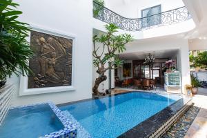 ein Swimmingpool mitten in einem Haus in der Unterkunft Grand Villa Residence Vũng Tàu in Vũng Tàu