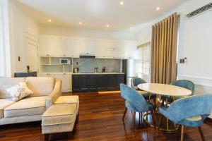 ein Wohnzimmer mit einer Couch und einem Tisch und Stühlen in der Unterkunft Grand Villa Residence Vũng Tàu in Vũng Tàu