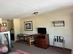 TV a/nebo společenská místnost v ubytování All Star Inn & Suites