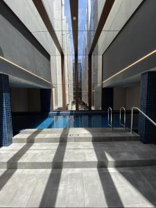 Midnight Luxe 1BR 1Bath Apartment 104 in the heart of Braddon Pool Sauna Secure Parking Wine WiFi内部或周边的泳池