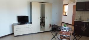 A television and/or entertainment centre at Pearl Apartments Sozopol