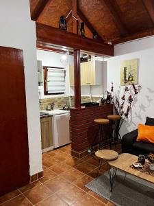 eine Küche und ein Wohnzimmer mit einem Sofa und einem Tisch in der Unterkunft Studio Vikendica Bele Vode in Banja Koviljača