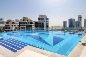 Peldbaseins naktsmītnē Residences at Elite Downtown Dubai vai tās tuvumā