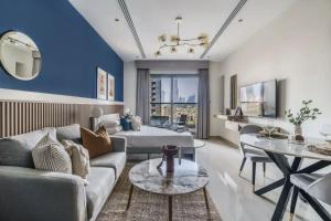 sala de estar con sofá y mesa en Residences at Elite Downtown Dubai en Dubái