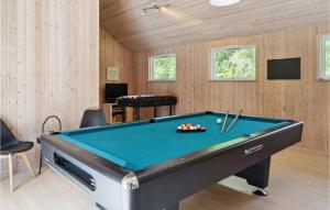 DannemareにあるAmazing Home In Dannemare With 7 Bedrooms, Sauna And Wifiの木製の壁の客室内のビリヤード台