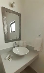 サンミゲル・デ・アジェンデにあるHotel La Lejonaのバスルーム(白い洗面台、鏡付)