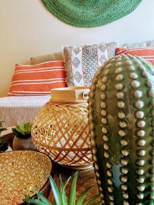 ein Zimmer mit einem Bett und vielen Kissen und Pflanzen in der Unterkunft The Cactus Project in Loutraki