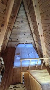 Habitación en el ático con cama en una casa de madera en Tutaste Bungalov, en Arhavi