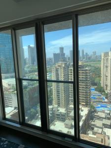 una ventana con vistas a la ciudad en Room in Flat with Amazing City and Sea View, en Bombay