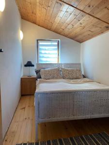 um quarto com uma cama grande e um tecto em madeira em Kaszuby Dom nad jeziorem em Suleczyno