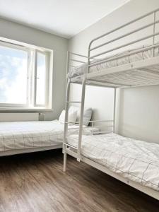 1 dormitorio con 2 literas y ventana en Puumaja Penthouse en Rauma
