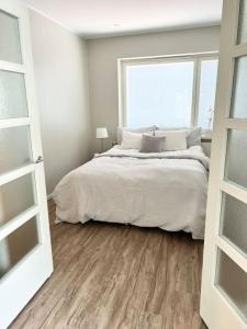 Un dormitorio con una cama grande y una ventana en Puumaja Penthouse en Rauma