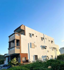 El edificio en el que está la habitación en casa particular