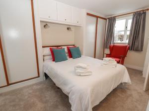 a bedroom with a bed with towels on it at Bryn Offa cottage in Holywell