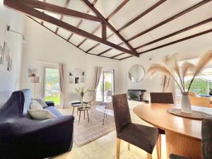 ein Wohnzimmer mit einem blauen Sofa und einem Tisch in der Unterkunft Jolie maison familiale in Valbonne