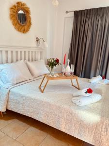 Кровать или кровати в номере Afroditi Junior Suites