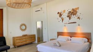 1 dormitorio con 1 cama y un mapa mundial en la pared en Sunset Beach Resort Weh en Sabang