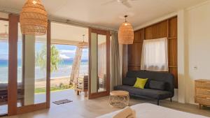 サバンにあるSunset Beach Resort Wehのビーチの景色を望むリビングルーム(ソファ付)