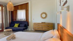 サバンにあるSunset Beach Resort Wehのベッドルーム1室(ベッド1台、青い椅子付)