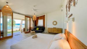 サバンにあるSunset Beach Resort Wehのベッドルーム1室(ベッド1台付)、リビングルームが備わります。