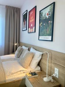 1 dormitorio con 1 cama y escritorio con lámpara en Apartament nr 29 - Apartamenty Wakacyjna 5 en Mielno