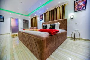 ein Schlafzimmer mit einem großen Bett in einem Zimmer in der Unterkunft Nap Apartment Hotel in Dansoman