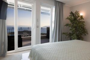 En eller flere senge i et værelse på New -150m2 Penthouse With Shared Pool - Villa Smaragd + 61 billeder