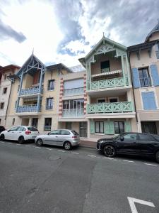 un grupo de coches estacionados frente a un edificio en Bel Apt neuf - HyperCentre 400m Plage-Pkg-Wifi-T3, en Arcachon