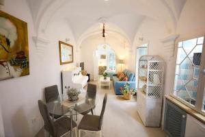 a living room with a table and chairs at La Boveda de Hércules in Medina Sidonia