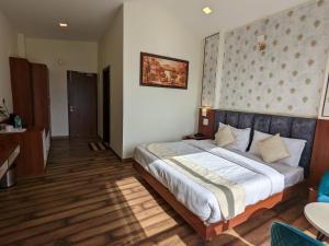 a bedroom with a large bed in a room at Hotel Le Halcyon Kasauli in Solan