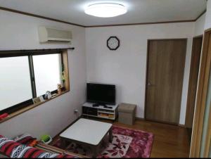 En TV eller et underholdningssystem på IIIハウス　ひらパーからすぐの３階建て一軒家　全寝室エアコン新調　wifi完備　旅行&ビジネス大歓迎