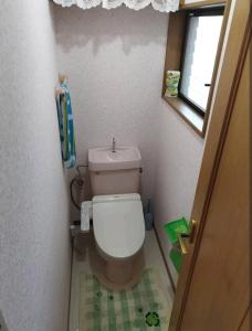 a small bathroom with a toilet and a window at IIIハウス　ひらパーからすぐの３階建て一軒家　全寝室エアコン新調　wifi完備　旅行&ビジネス大歓迎 in Hirakata