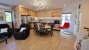 Dapur atau dapur kecil di Luxury Brand New Designer Living