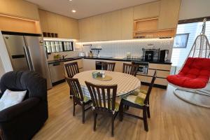 Dapur atau dapur kecil di Luxury Brand New Designer Living +34 gambar
