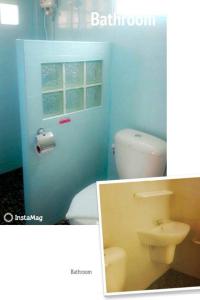 een badkamer met een toilet en een toiletpapierdispenser bij เกาะช้างรักดี รีสอร์ท 