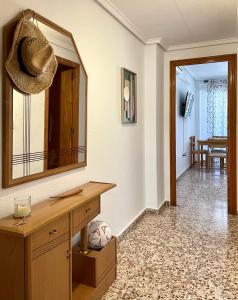 baño con espejo grande y encimera en Portus apartment with pool, en Santa Pola
