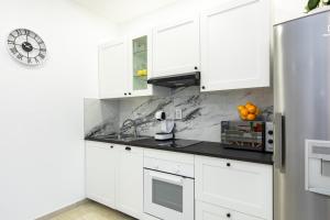 Kuchyňa alebo kuchynka v ubytovaní Brand new apartments Viktorija just 250m from the beach! + 37 fotografií