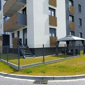 un edificio con escaleras y un paraguas delante en BELWEDER, en Nysa
