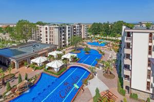 una vista aerea di una piscina in un resort di Cascadas Family Resort a Sunny Beach