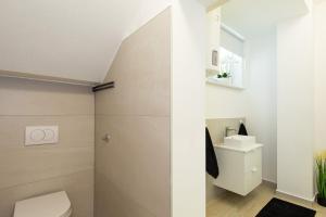 Kúpeľňa v ubytovaní Brand new apartments Viktorija just 250m from the beach!