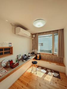 a living room with a counter and a window at Oceanview 貸別荘Hosuikan in Shiraoi